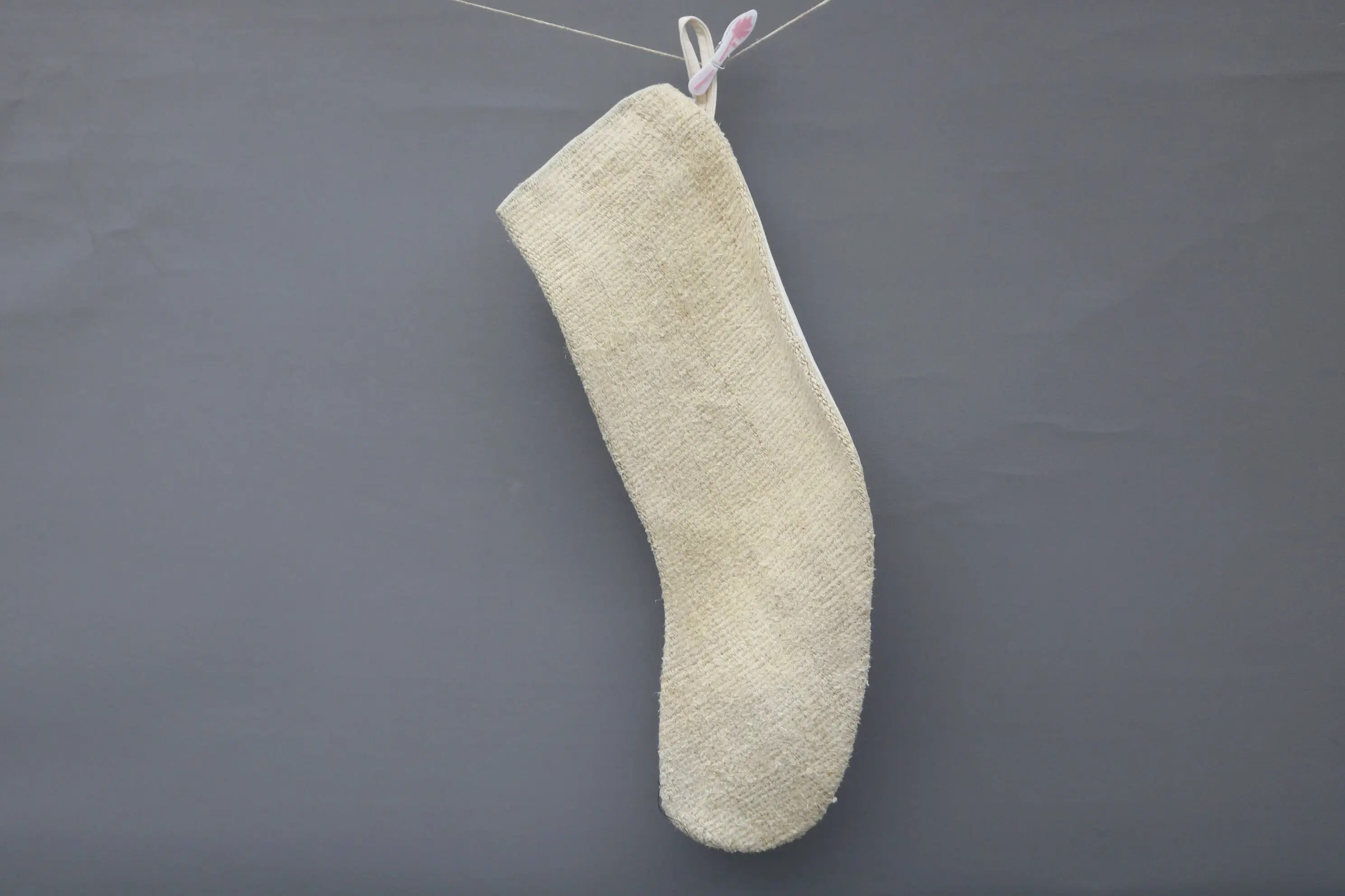 Eleganter beiger Weihnachtsstrumpf mit weißen Ornamenten, festliche Weihnachtsdekoration - 1
