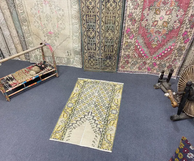 イエロー、ベージュの花柄ラグ、2.3x3.8フィートのシックな装飾