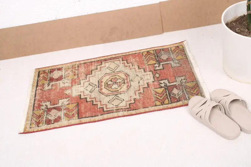 Türkischer Vintage-Teppich, 1,4 x 2,7 Fuß großer Oushak-Teppich, roter Ikat-Wollteppich - 1