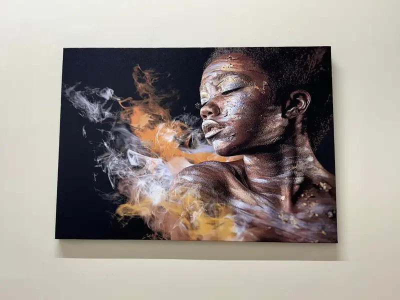 現代的なアフリカの女性のキャンバス プリント - エレガントなブラウン トーン