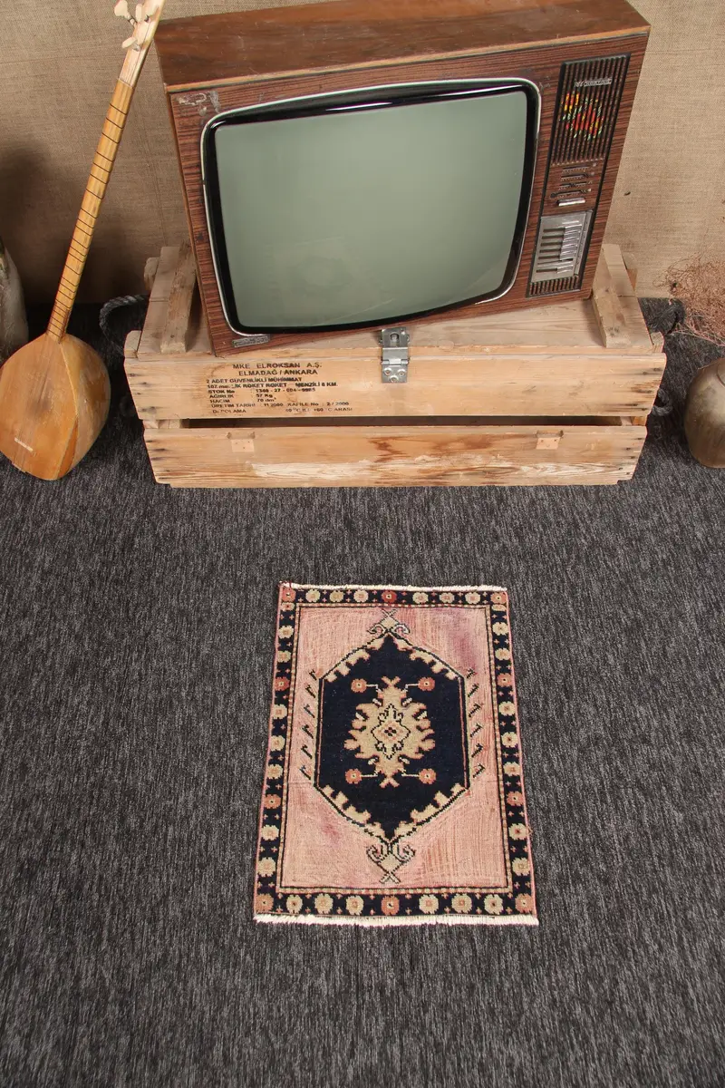 Kleiner Vintage-Teppich 1,4 x 2 Fuß, türkischer Oushak-Teppich aus schwarzer Paisley-Wolle - 1