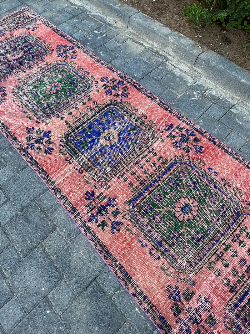 Türkischer Vintage-Teppich, 3,1 x 11,3 Fuß Läuferteppich, rot-blauer abstrakter Wollteppich - 1