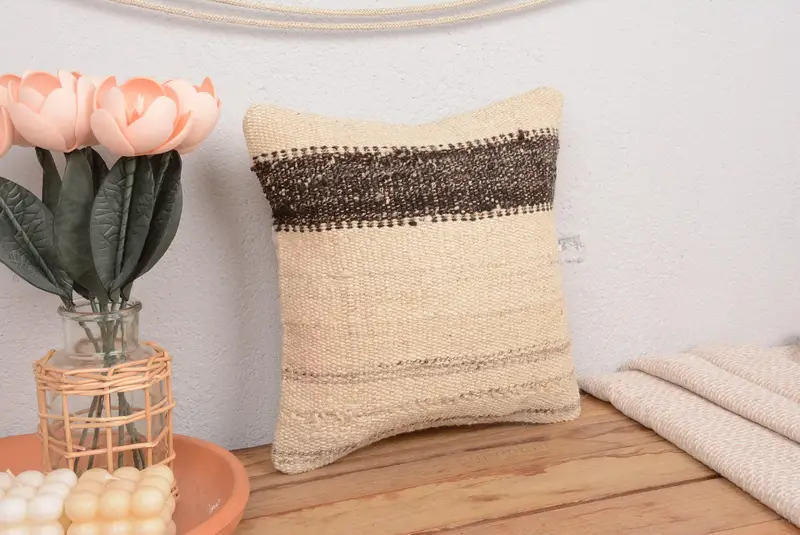 Beige & braun gestreiftes Kissen, handgefertigtes besticktes Kissen