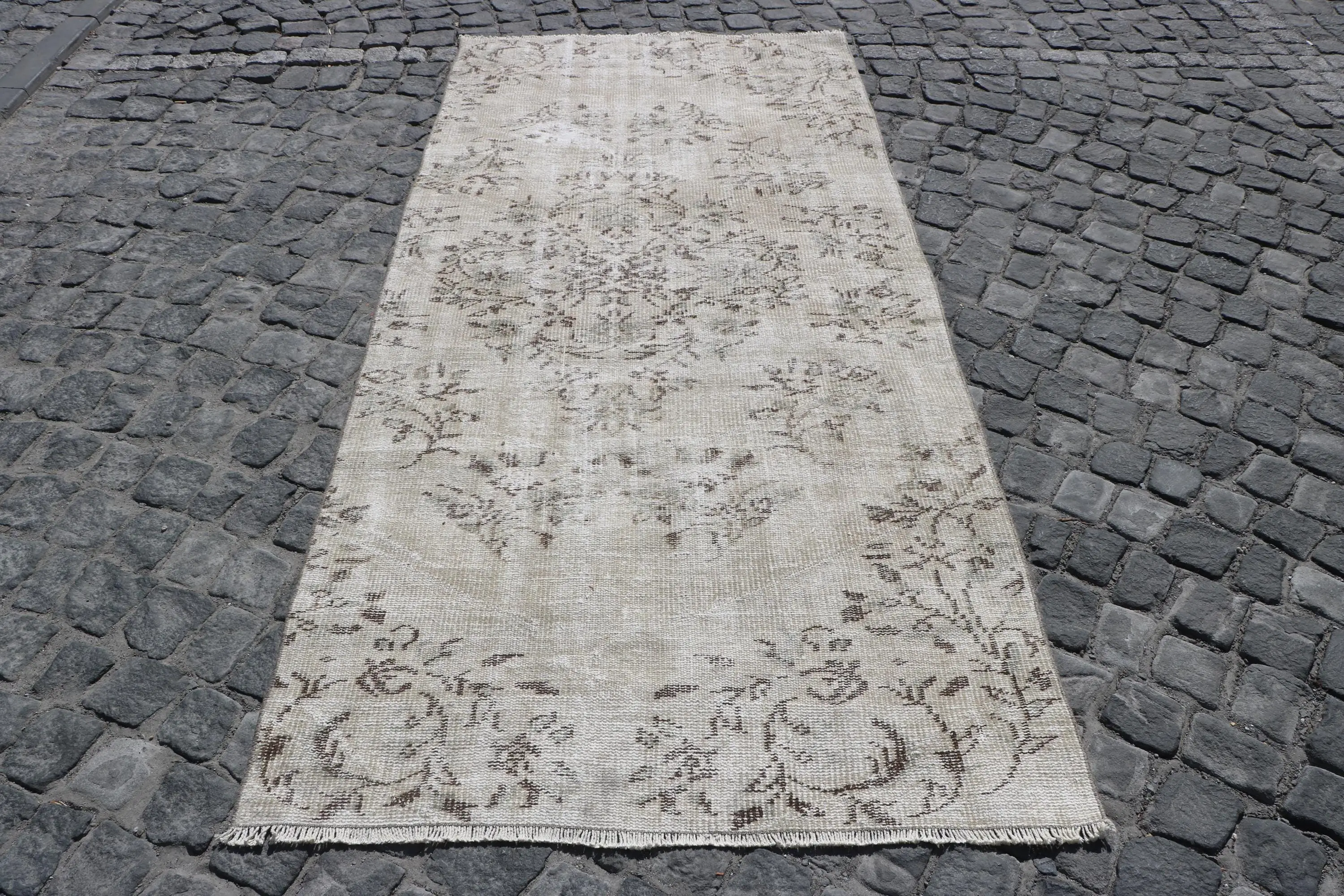 Vintage 3,7x7,9 ft großer Teppich, türkischer Teppich, grauer Patchwork-Teppich - 1