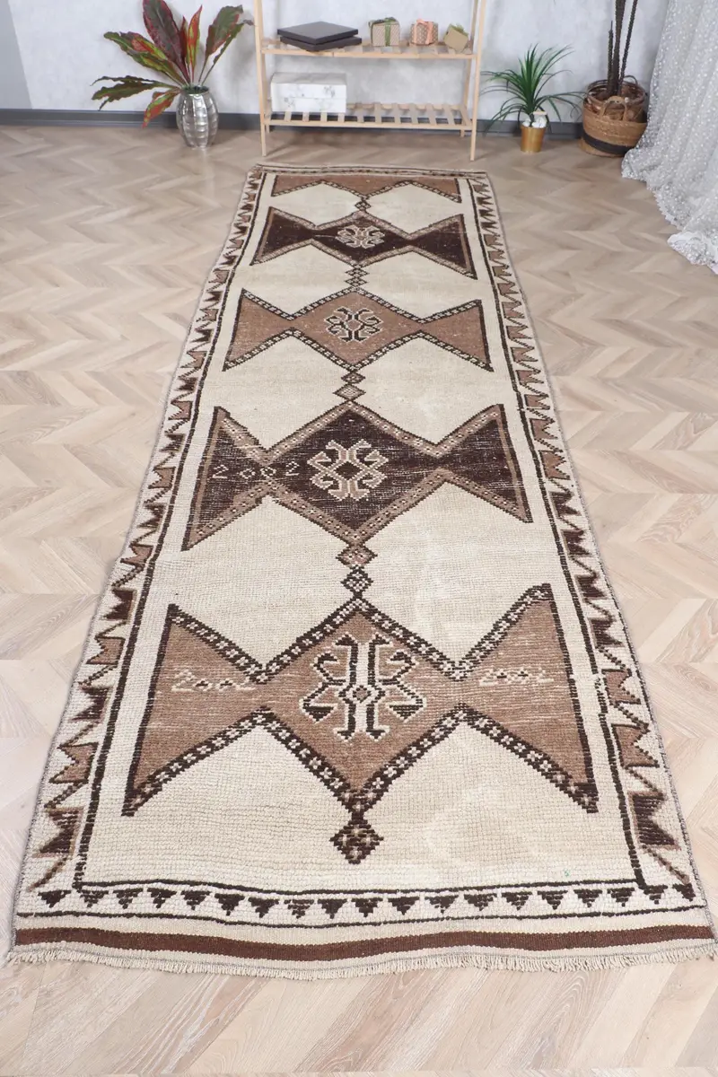 Handgefertigter beige-brauner Teppich, 3,2 x 11,8 Fuß, Tierdruck