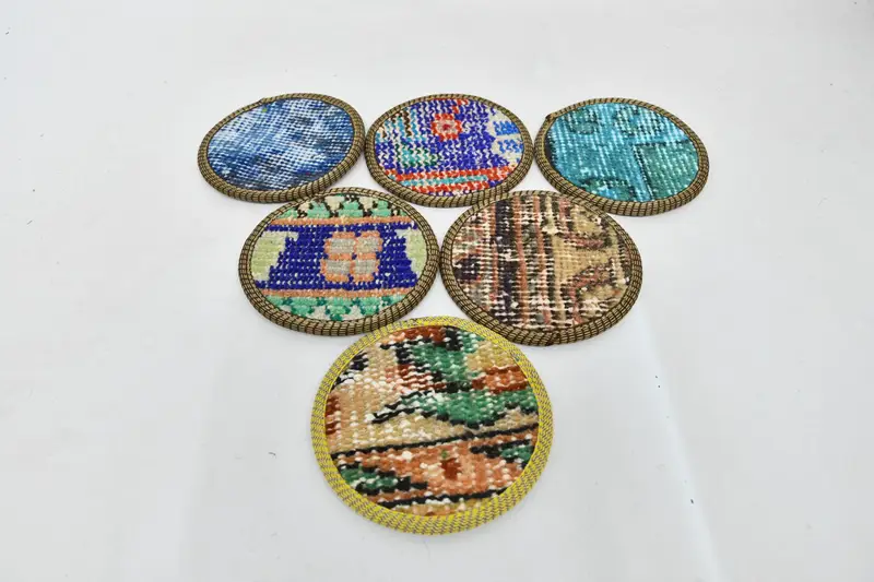 Elegantes posavasos azules y beige, decoración de mesa premium