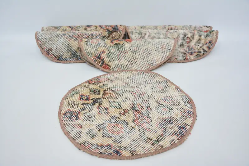 エレガントなベージュとレッドのプレースマット、耐久性がありスタイリッシュなキッチン装飾