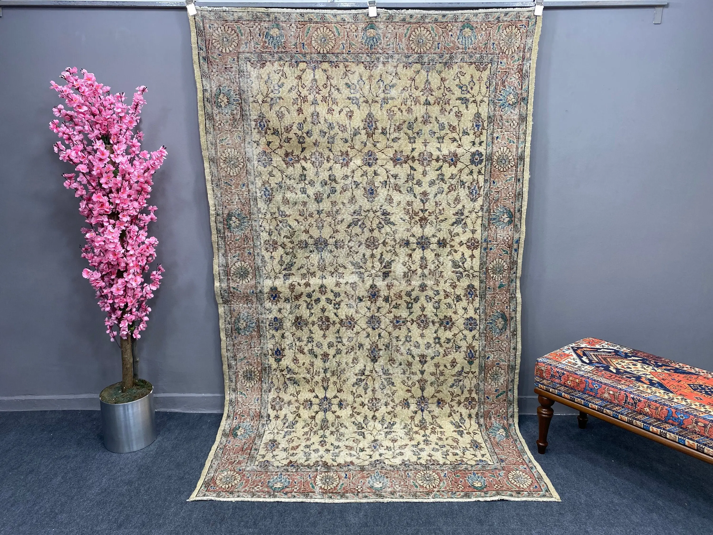 Großer Vintage-Teppich 5x8,4 ft (152x255 cm), türkischer brauner Wollteppich mit Blumenmuster - 1