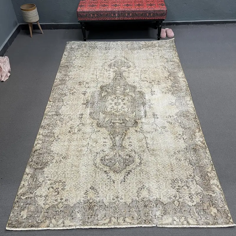 Türkischer Vintage-Teppich, 157 x 261 cm, Oushak-Teppich mit grauem Rand - 1