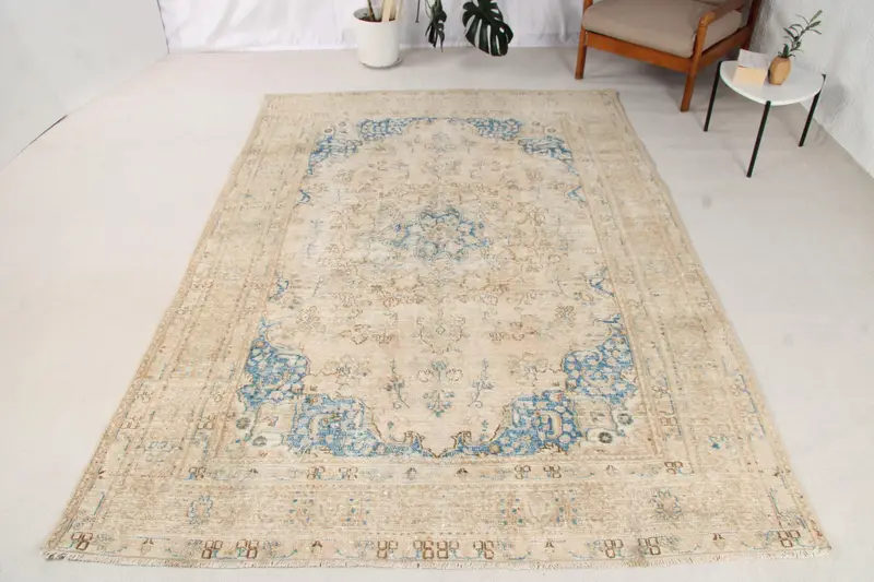 Türkischer Vintage-Teppich, 6,4 x 8,9 Fuß großer Teppich, blau-brauner Teppich mit Tiermuster - 1