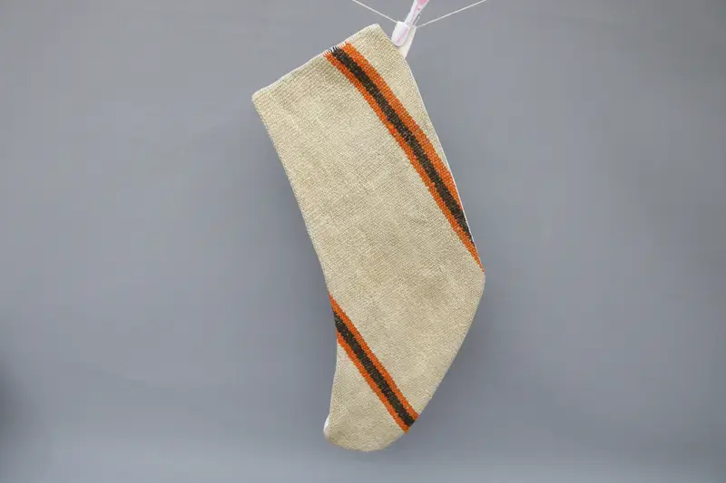 Medias navideñas beige con adornos blancos, medias festivas