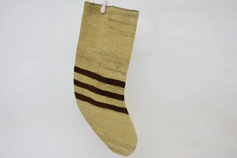 Beiger Weihnachtsstrumpf mit braunen Ornamenten, festliche Weihnachtsdekoration