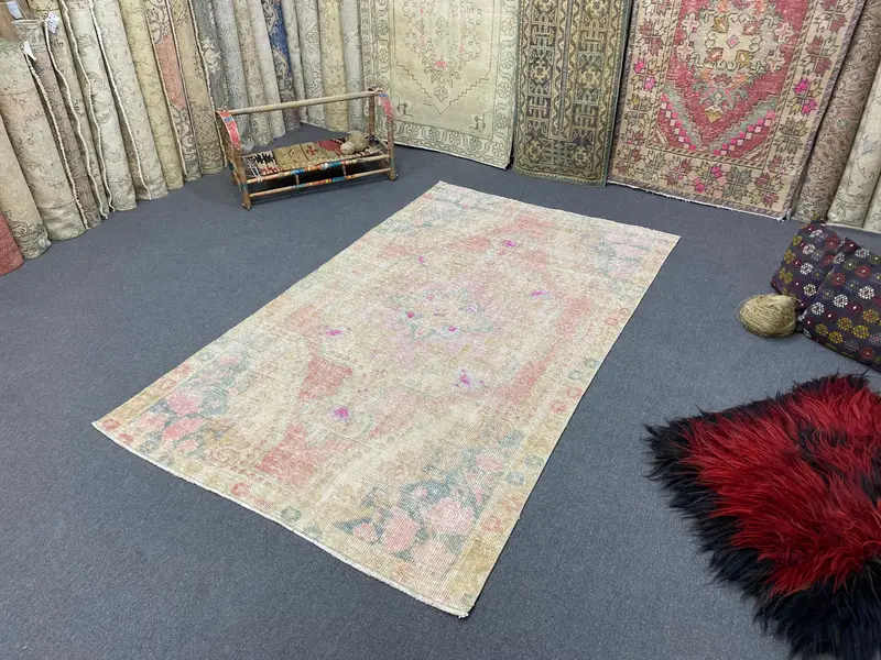 Eleganter beige-rosa Teppich, 4,2 x 6,9 Fuß, floral und geometrisch