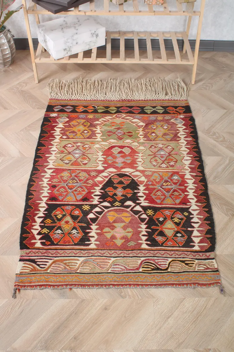 Türkischer Kelim-Teppich, 88 x 120 cm, roter Vintage-Teppich mit Tiermuster - 1