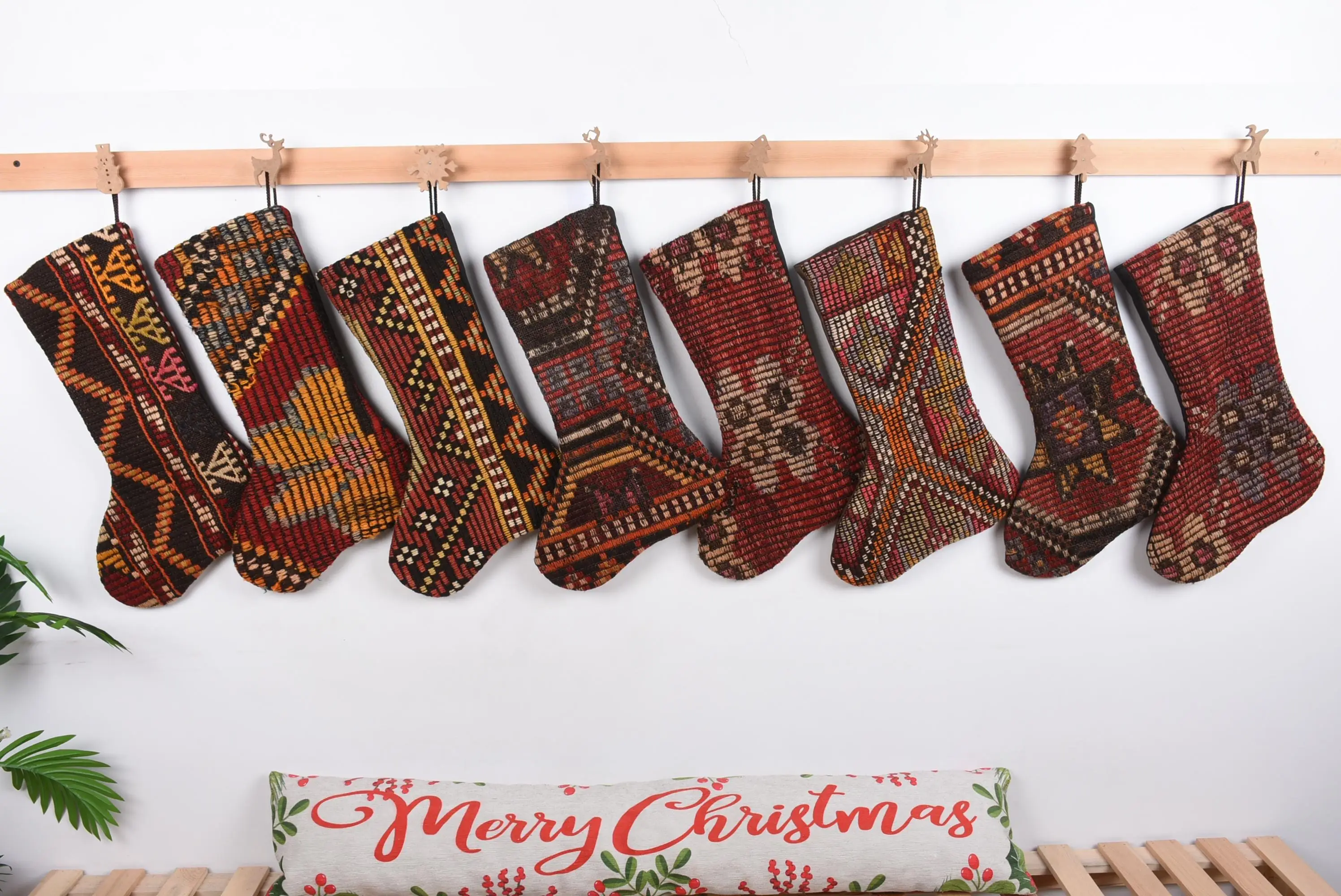 Şenlikli Noel Süsleri Deseni, Kahverengi ve Kırmızı 8 İnç Çorap - 1