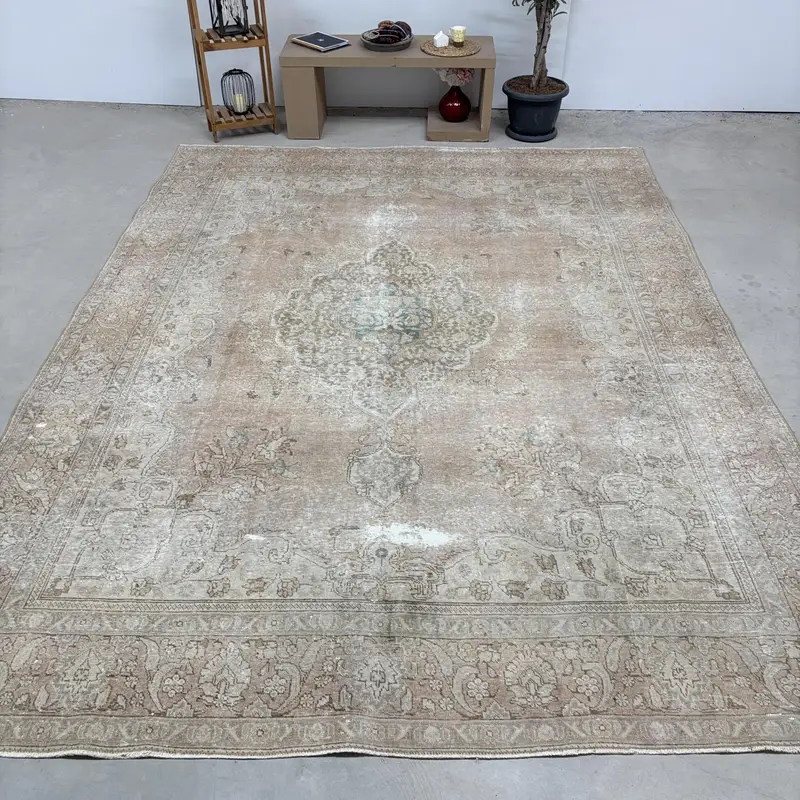 Türkischer Vintage-Übergröße-Teppich, 9,7 x 12,6 Fuß, braungrauer Wollteppich mit Pflanzen und Bäumen - 1