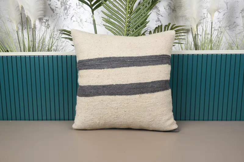 Beige und grau gestreiftes Kissen, besticktes Vintage-Kissen