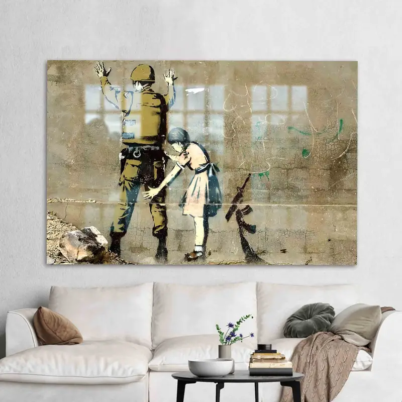 Vidrio impreso elegante: el arte político de Banksy en diseño moderno