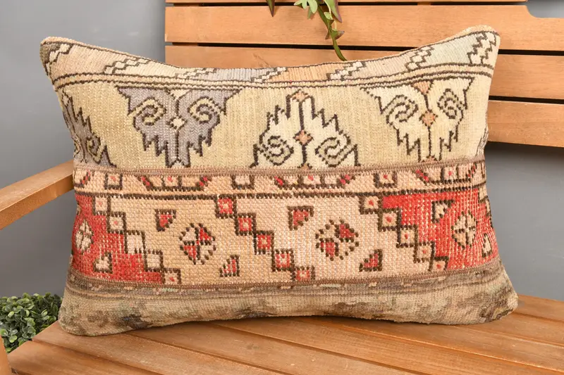 Almohada de lanzamiento de patchwork beige y rojo, almohada bordada hecha a mano