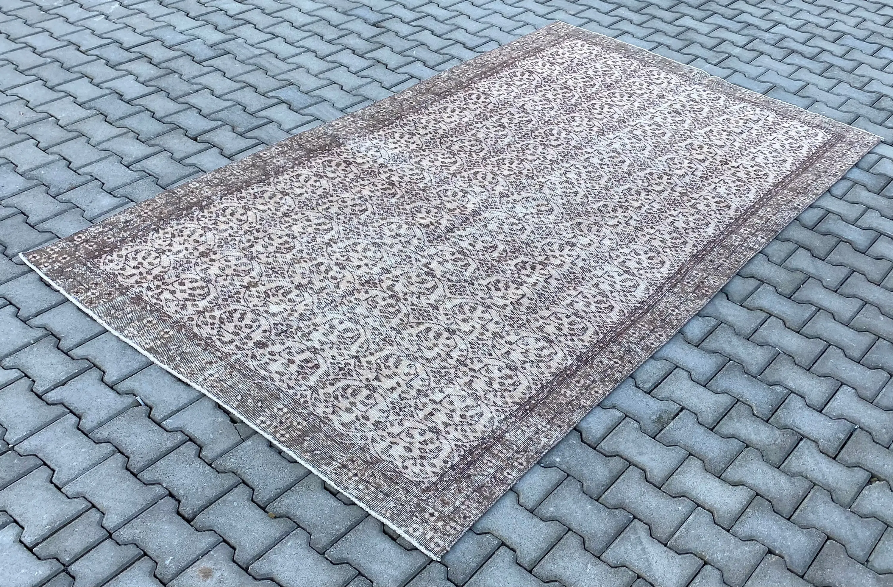 Türkischer Vintage-Teppich 3,9 x 9,5 Fuß, braungrauer Wollteppich mit Blumenmuster - 1