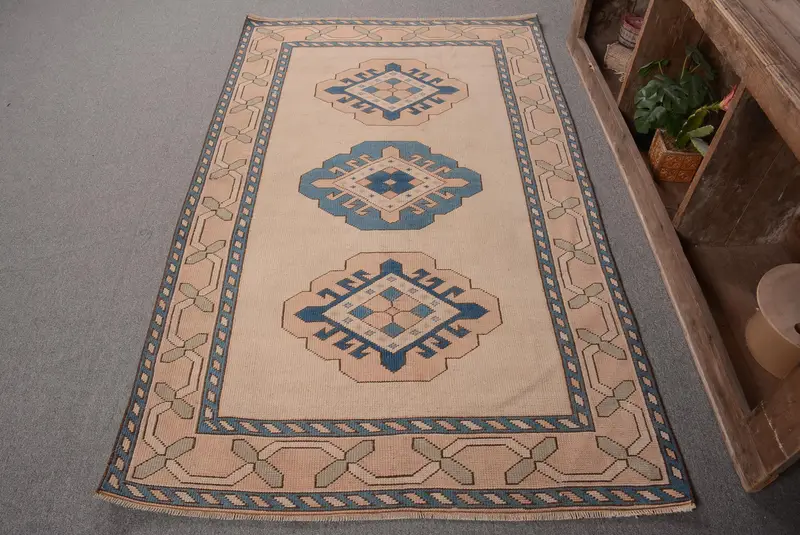 ベージュ & ブルーの水玉模様のラグ、4 x 6 フィートのシックな装飾