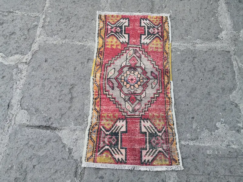 手作りの赤とグレーの敷物、18 x 37 インチの小さな敷物