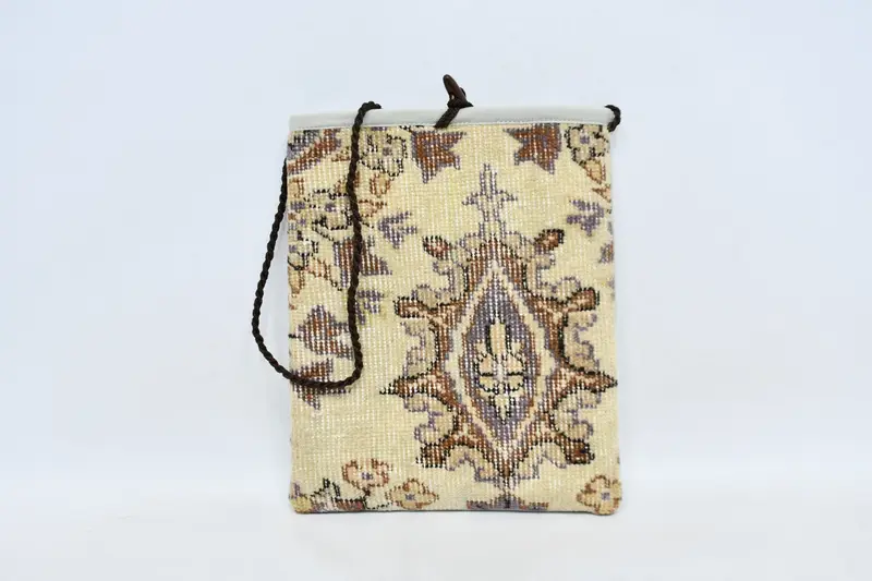 ヴィンテージモチーフのミニマリストキリムバッグ、調節可能なストラップ付きキリムバッグ