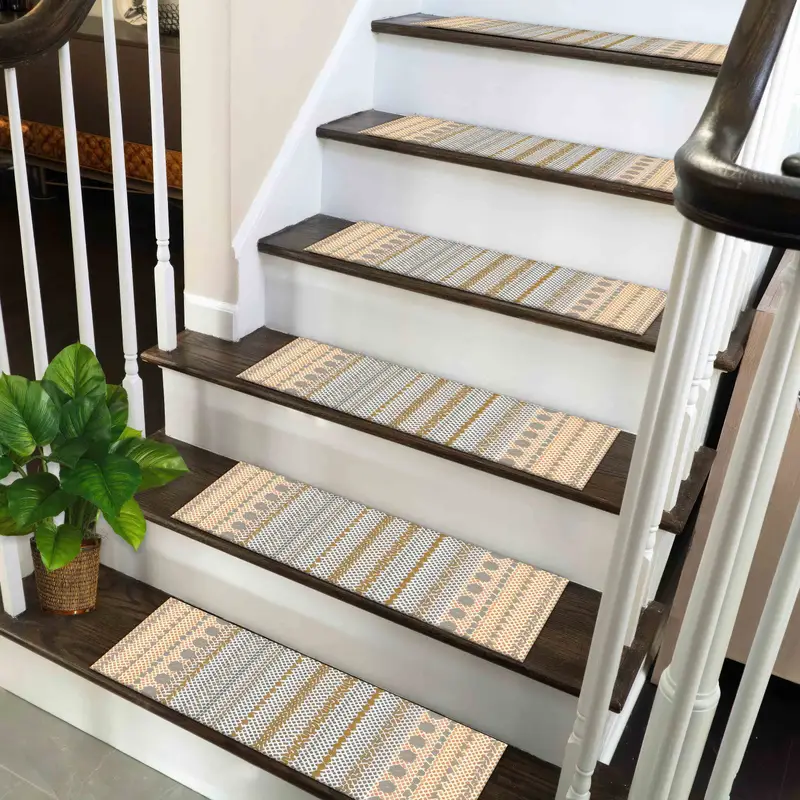 Alfombra estampada beige y gris con estampado geométrico para escaleras