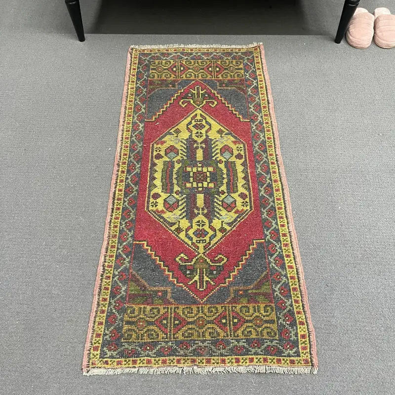 Alfombra turca vintage pequeña de 2x4,2 pies, alfombra del suroeste en color rojo y amarillo - 1