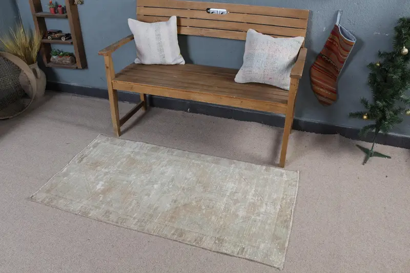 2.5x4.7フィートのグリーン迷彩ラグ、鮮やかなオレンジのアクセント