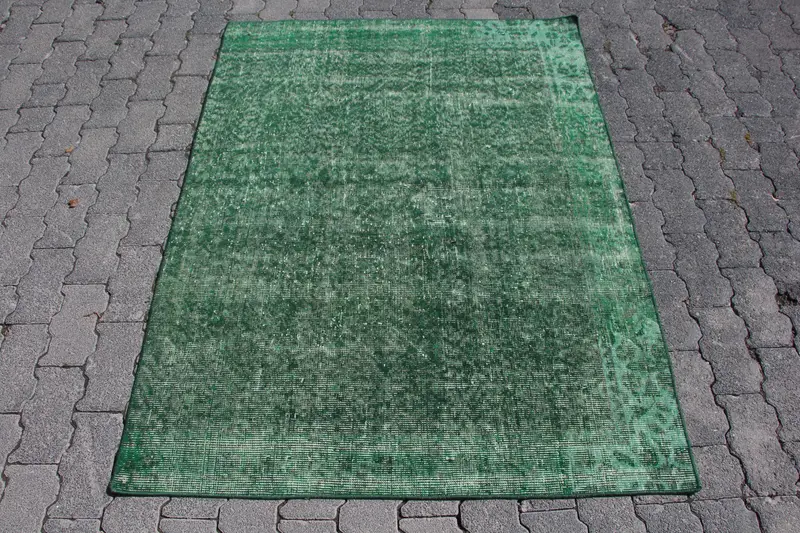 Grüner Teppich, 3,7 x 4,9 Fuß massiv mit grauen Variationen