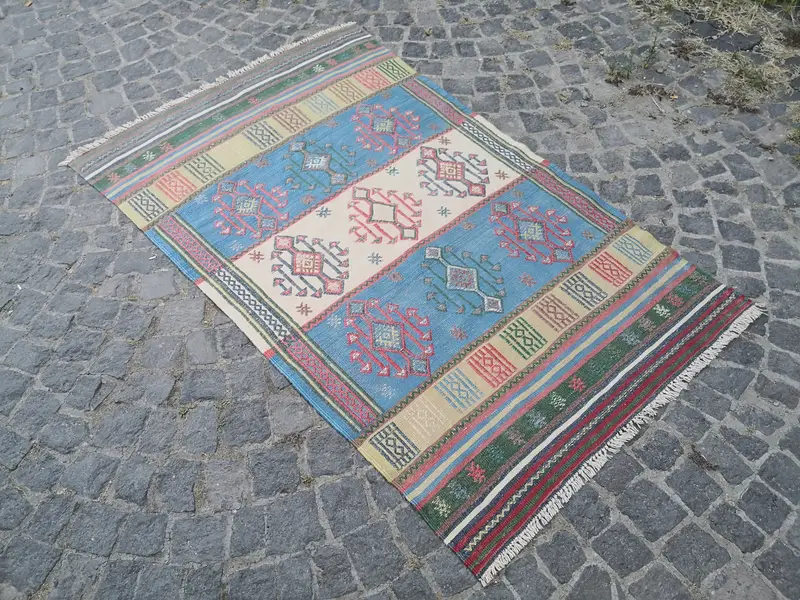 Blauer Orientteppich, 90 x 150 cm, mit roten Akzenten