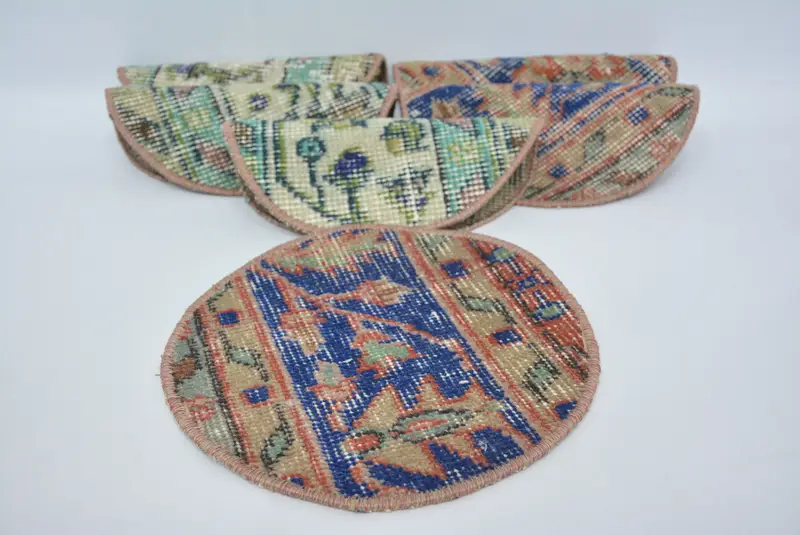 Elegantes manteles individuales azules y rojos, decoración de cocina premium