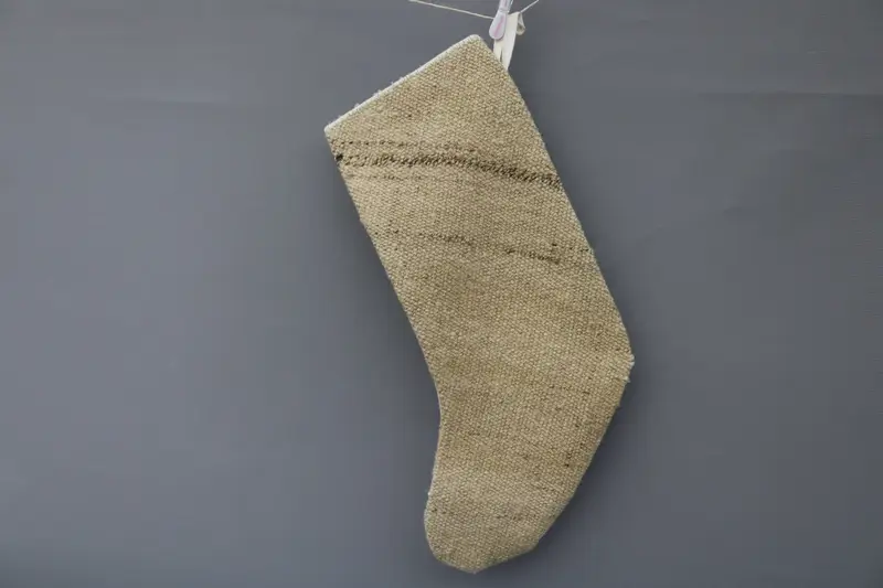 Medias navideñas beige elegantes con adornos blancos, decoración festiva