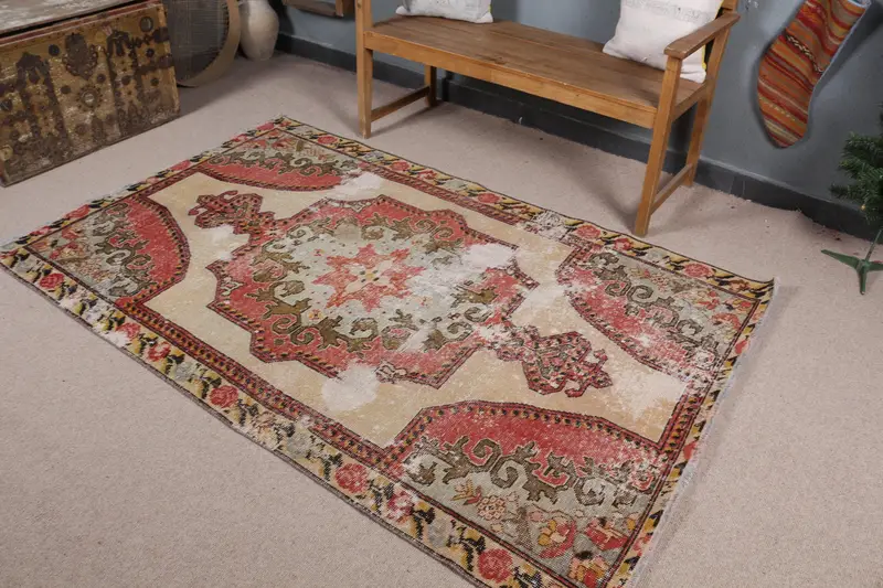 エレガントなベージュ&レッドラグ、4x7フィートの幾何学模様の花柄デザイン