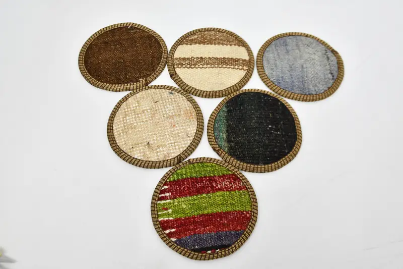 Elegantes posavasos a rayas beige y rojas, juego premium de seis posavasos