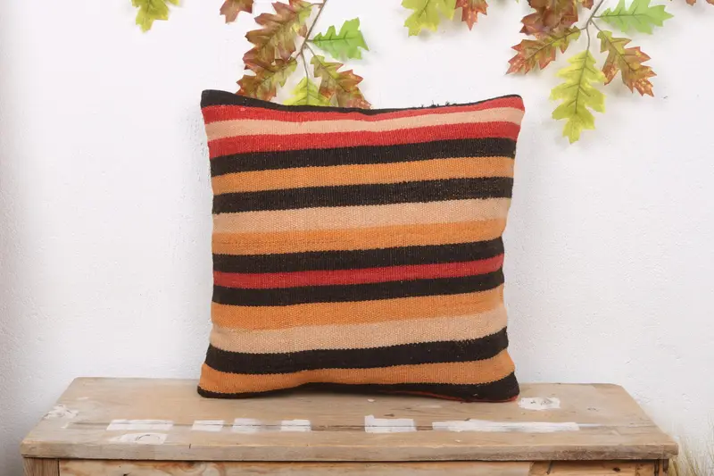 Handgefertigtes besticktes Kissen in Orange und Rot, Vintage-gestreiftes Kissen