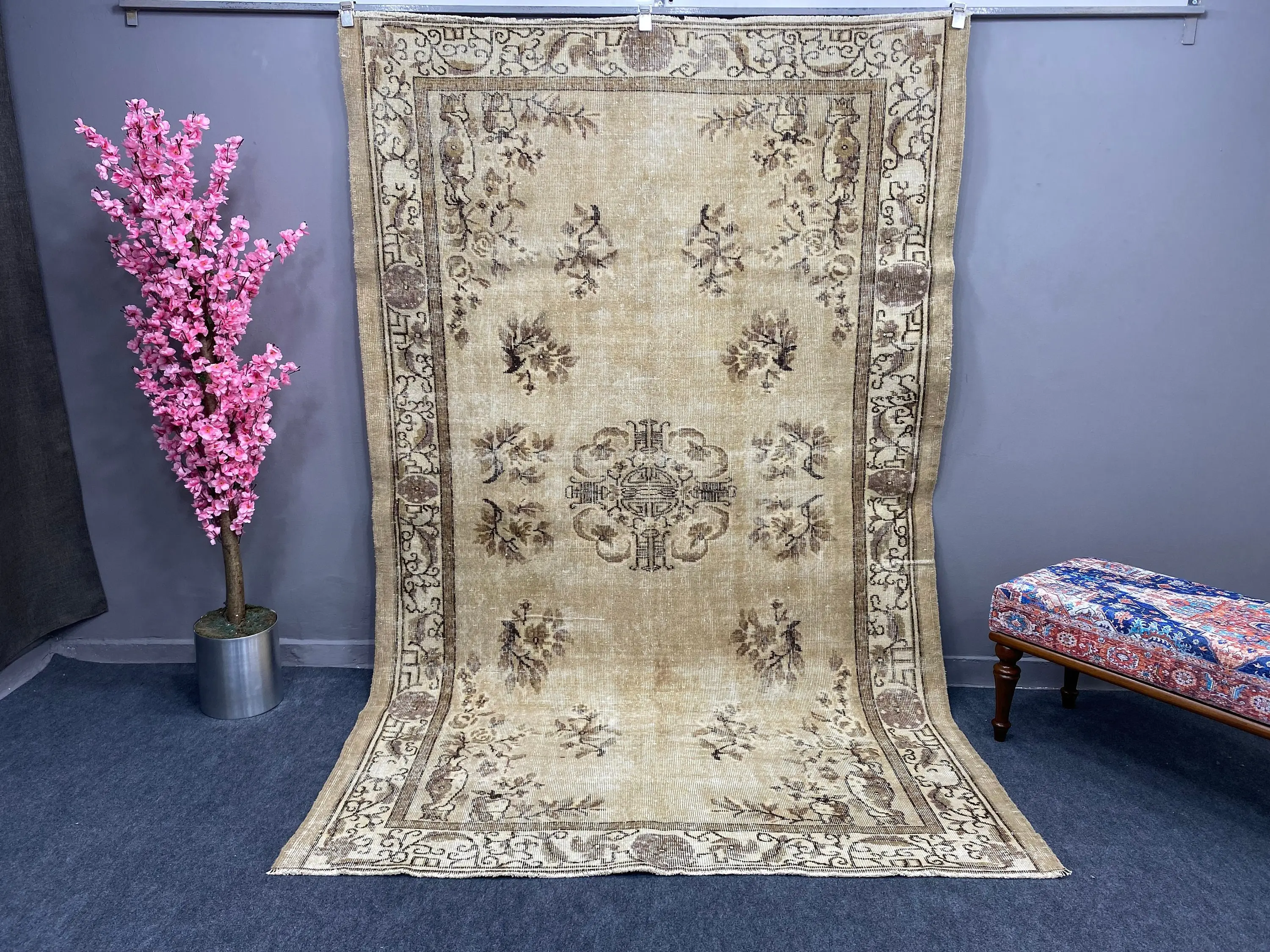 Alfombra turca vintage grande de 5,7x9,2 pies, alfombra de lana con bordes marrón beige - 1