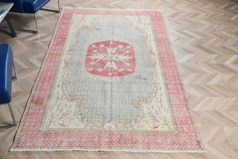 エレガントなベージュ&ピンクのラグ、4.7x8.5フィートのアニマルプリント