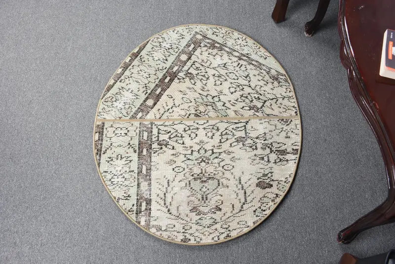 Beiger marokkanischer Teppich, 2,5 x 2,9 Fuß mit grünen Akzenten