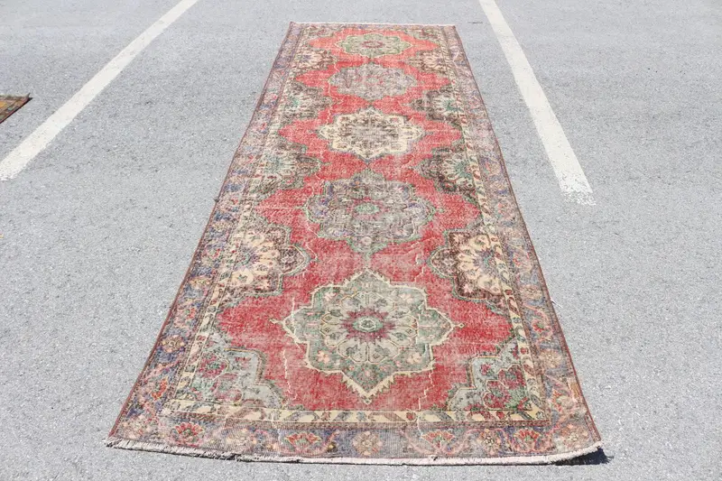 Türk Vintage Halı, 4.3x12.3 ft Oushak Halı, Kırmızı Mavi Bitkiler ve ağaçlar Yün Halı - 1