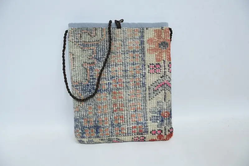 ヴィンテージモチーフのウールショルダーバッグ、ファスナー開閉キリムバッグ
