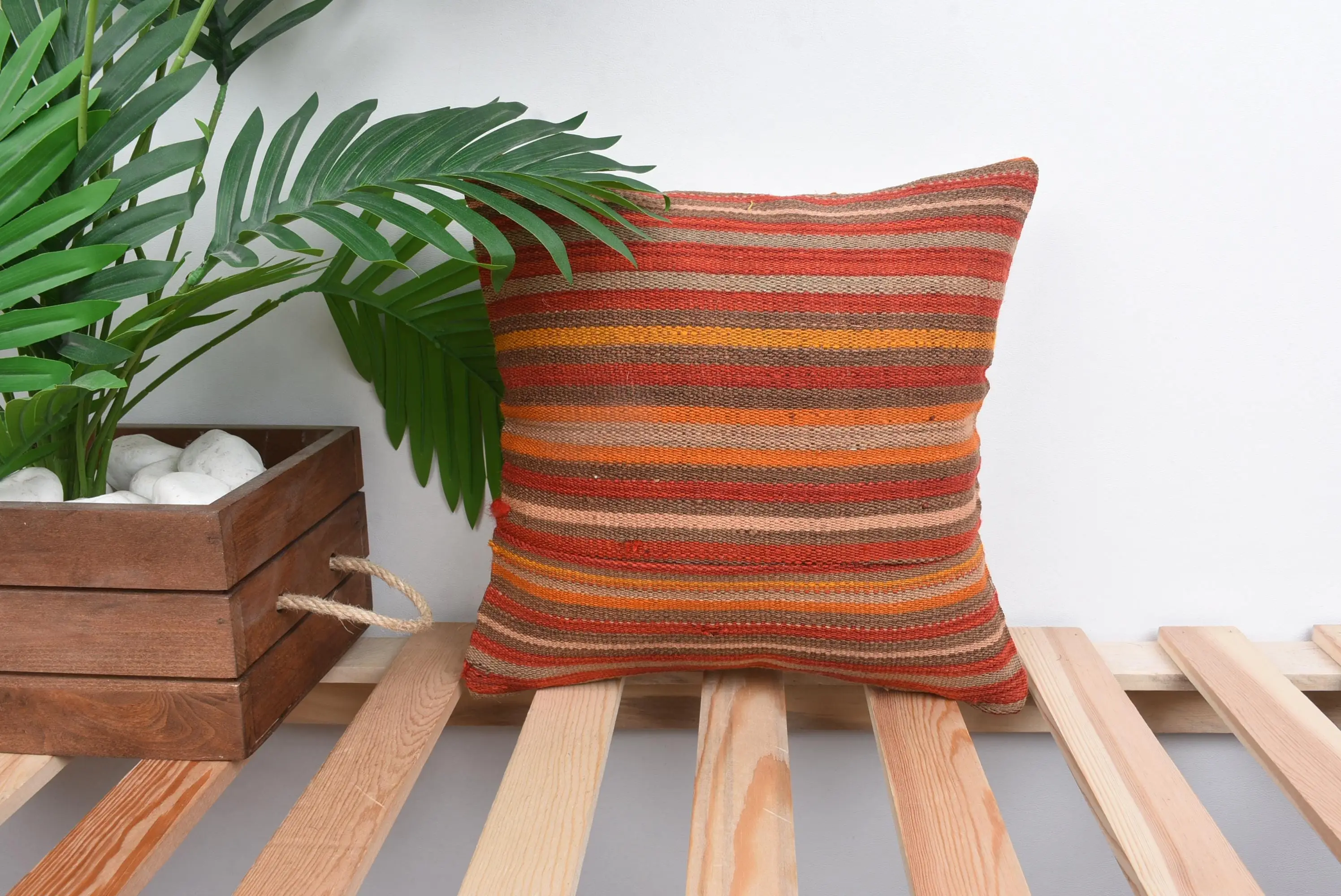 Kırmızı ve turuncu çizgili dekoratif yastık, 12x12 inç, işlemeli pamuk kapağı - 1