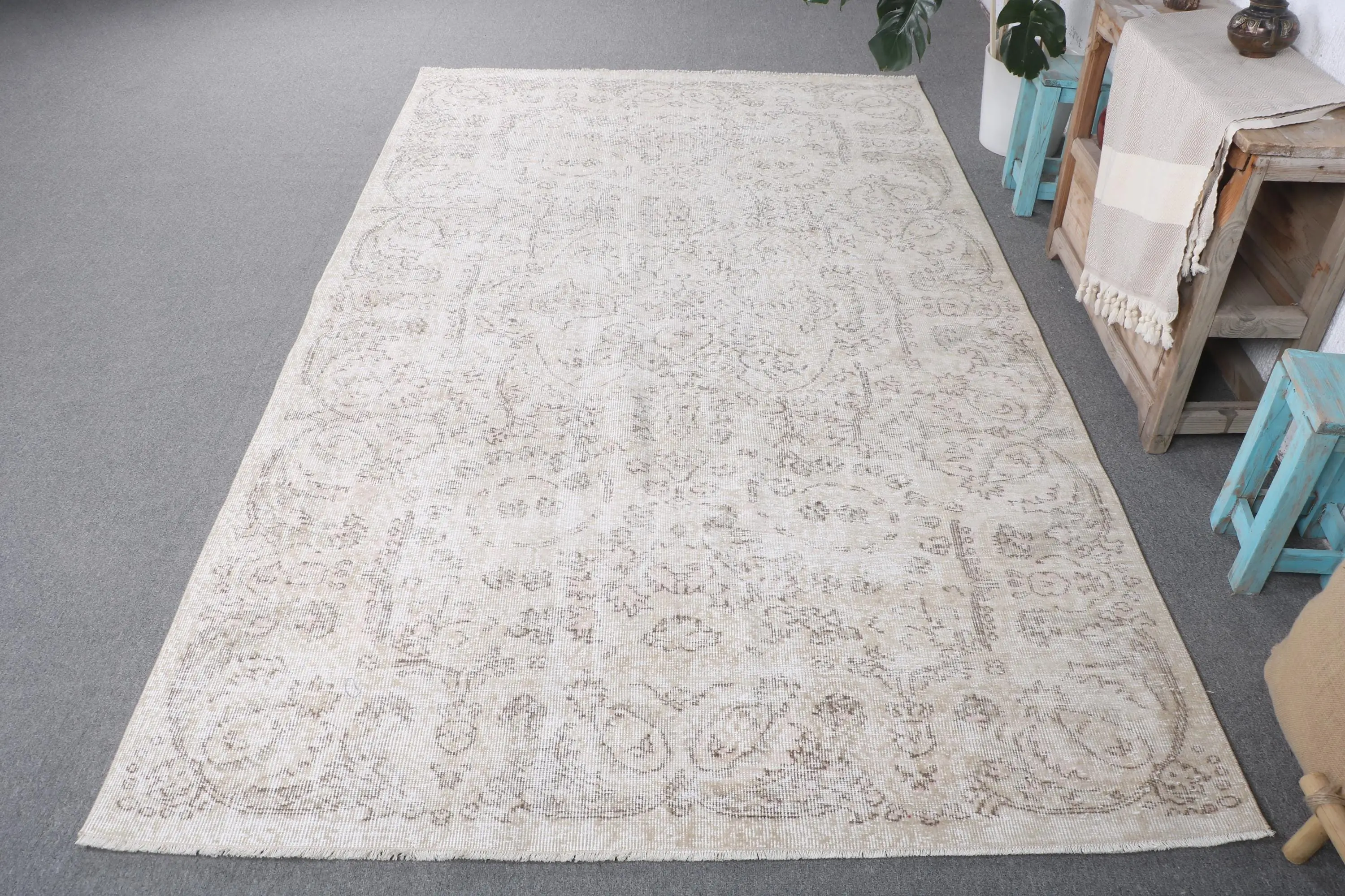 Großer Vintage-Teppich 161 x 270 cm, weißer abstrakter türkischer Teppich - 1