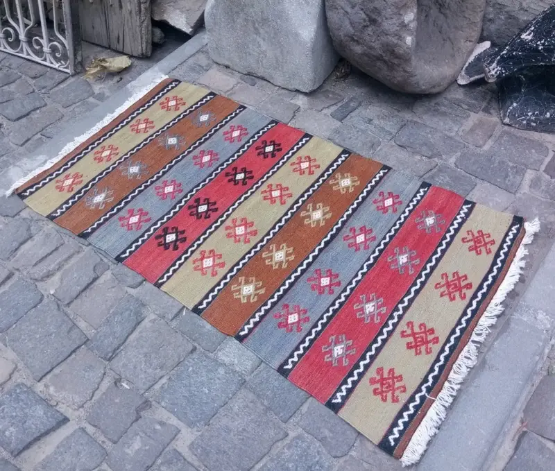 レッド オリエンタル ラグ、2.17x4 フィート、グリーン アクセント付き