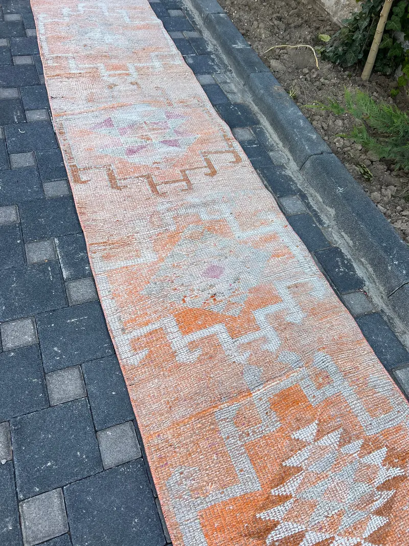 Eleganter Orientteppich, 2,5 x 12 Fuß, Orange und Beige