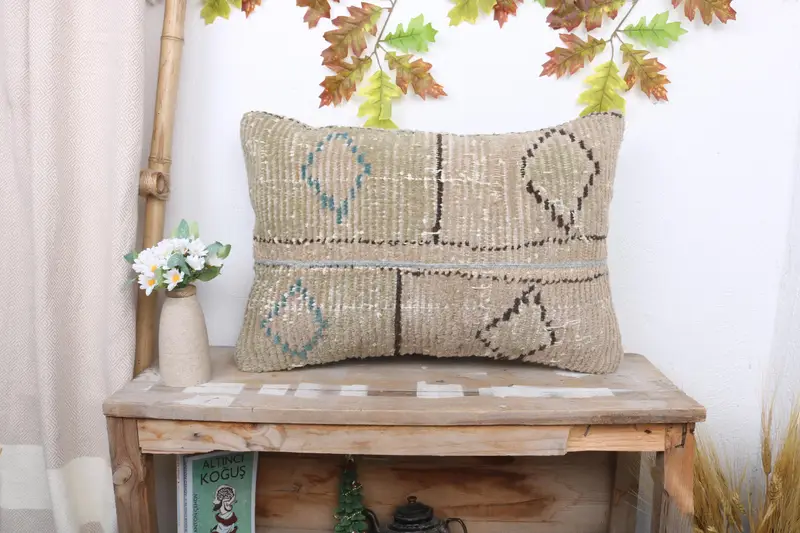 Handgefertigtes besticktes braun-grünes Blumenkissen, vielseitiges 16x24 Wurfkissen