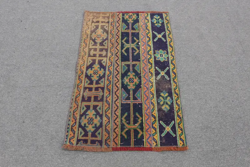 Blauer marokkanischer Teppich, 2,3 x 3,6 Fuß mit grünen Akzenten