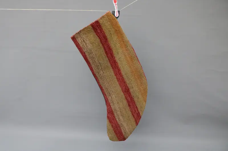 Medias navideñas rojas con adornos beige, decoración festiva