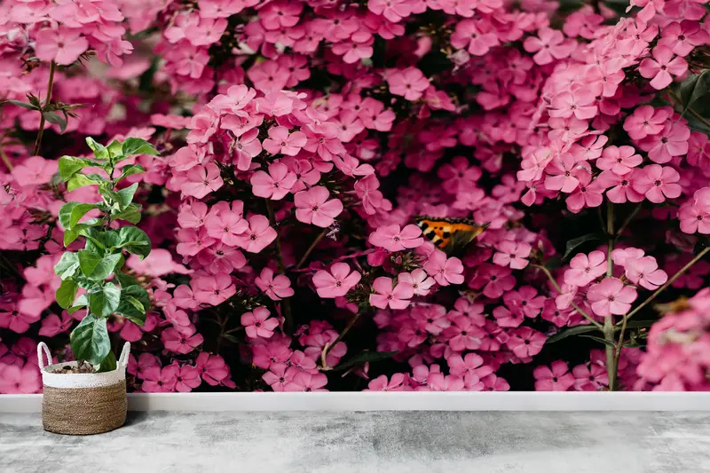 Zarif Pembe Çiçek Baskılı Duvar Kağıdı: Alanınızı Doğayla Dönüştürün